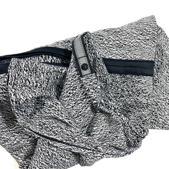 Lululemon Vinyasa Wrap Convertible Scarf Black White Print - Picture 1 of 3